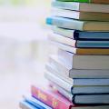 Livres empilés les uns sur les autres