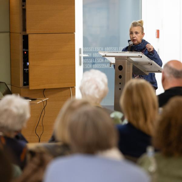Konferenz Lily Unden