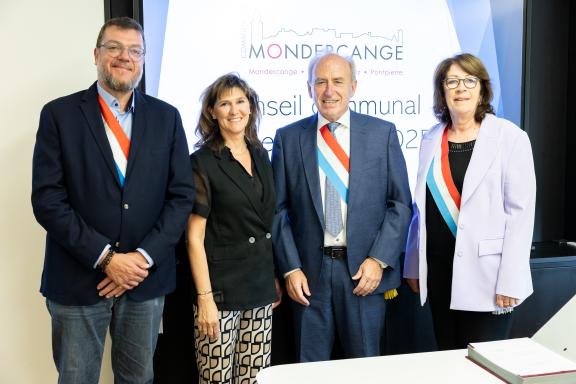 Photo de groupe avec le collège échevinal
