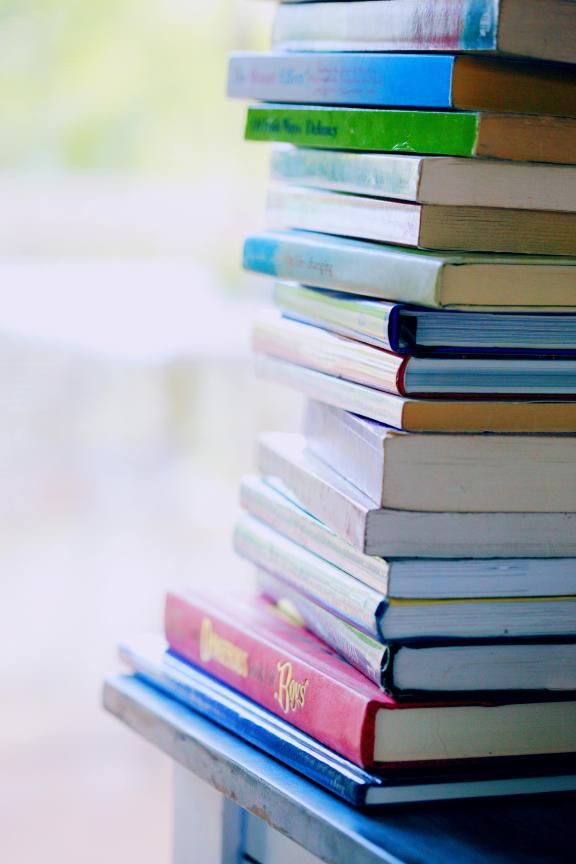 Livres empilés les uns sur les autres