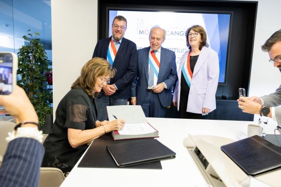 La signature du procès verbal en photo
