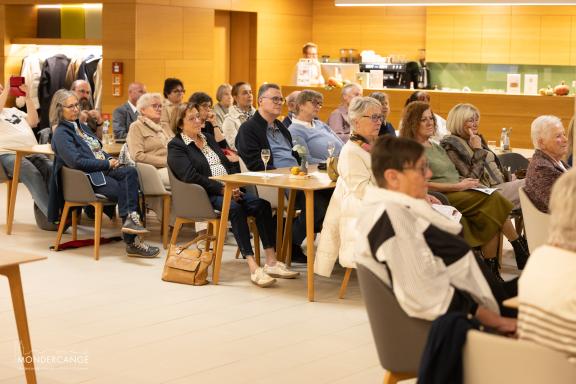 Konferenz Lily Unden