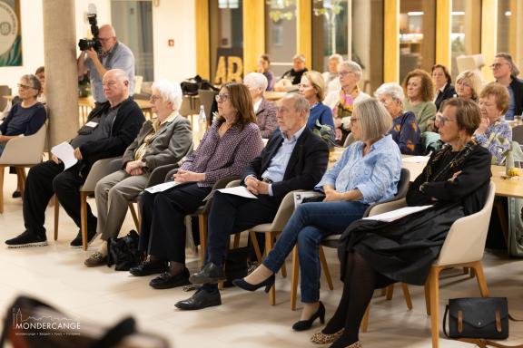 Konferenz Lily Unden